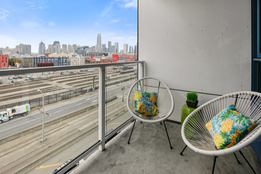 Kleiner, Unbedeckter Mid-Century Balkon mit Wohnung und Mix-Geländer in San Francisco