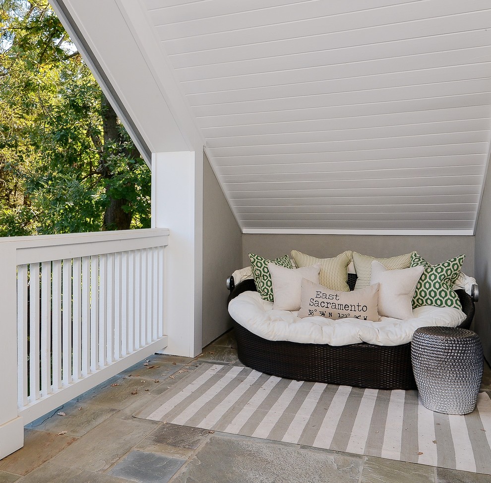 Источник вдохновения для домашнего уюта: маленький балкон и лоджия в стиле неоклассика (современная классика) для на участке и в саду