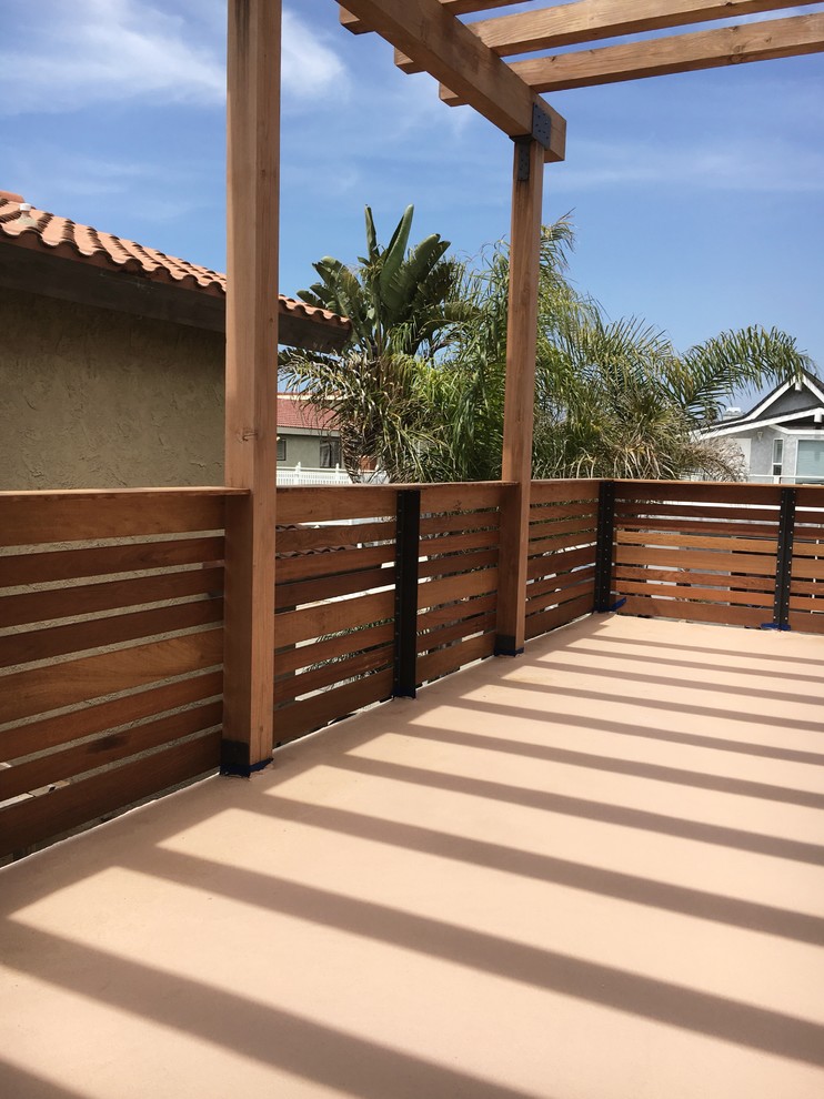 Example of a large minimalist balcony design in Los Angeles