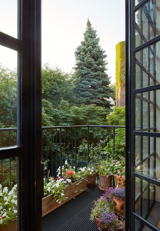 Idee per un balcone industriale di medie dimensioni con un giardino in vaso, nessuna copertura e parapetto in metallo