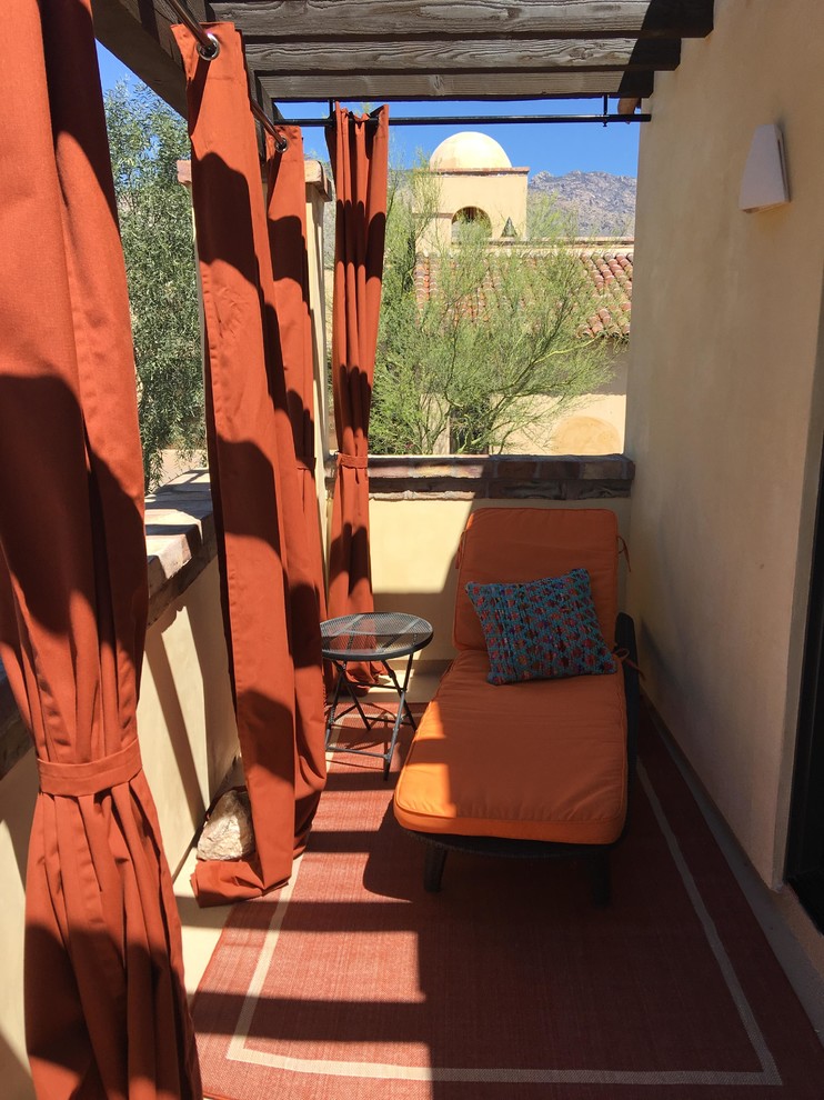 На фото: маленькая пергола на балконе в средиземноморском стиле для на участке и в саду