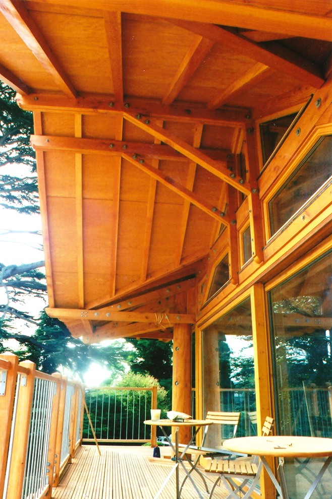 Ispirazione per un ampio balcone stile americano con un tetto a sbalzo