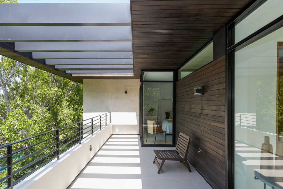Cette image montre un balcon minimaliste avec une pergola et un garde-corps en matériaux mixtes.