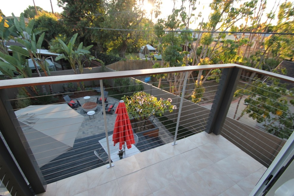 Свежая идея для дизайна: балкон и лоджия среднего размера в современном стиле с перилами из тросов без защиты от солнца - отличное фото интерьера
