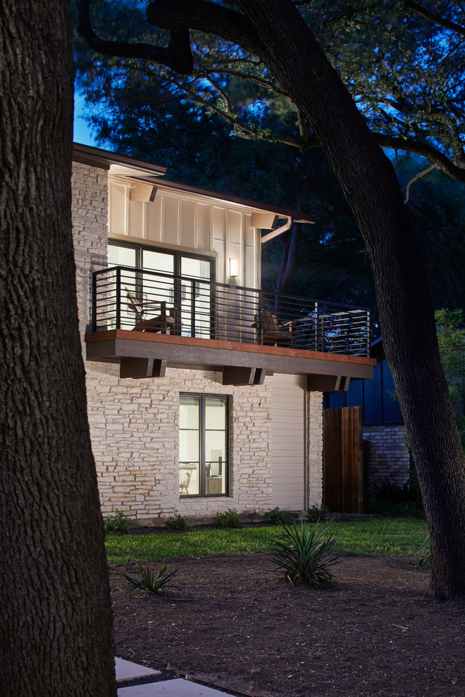 Balcony - mid-sized contemporary metal railing balcony idea in Austin with a roof extension