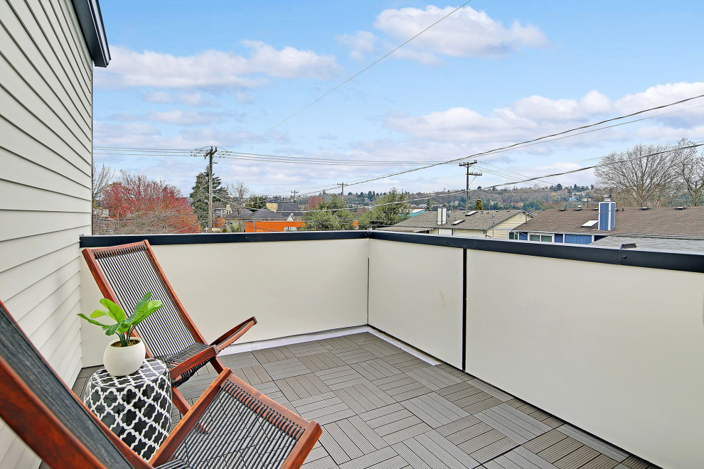 Mittelgroßer, Unbedeckter Moderner Balkon mit Sichtschutz in Seattle