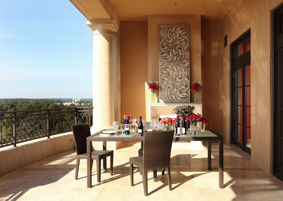 Idée de décoration pour un balcon méditerranéen avec un foyer extérieur.