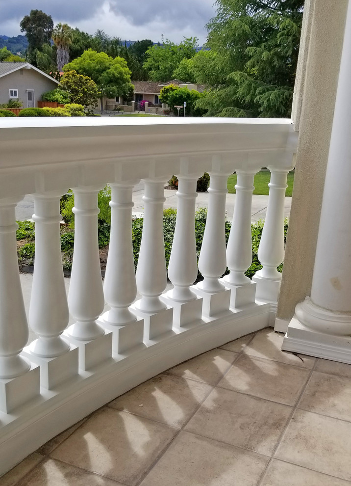 Пример оригинального дизайна: балкон и лоджия в классическом стиле с перилами из смешанных материалов