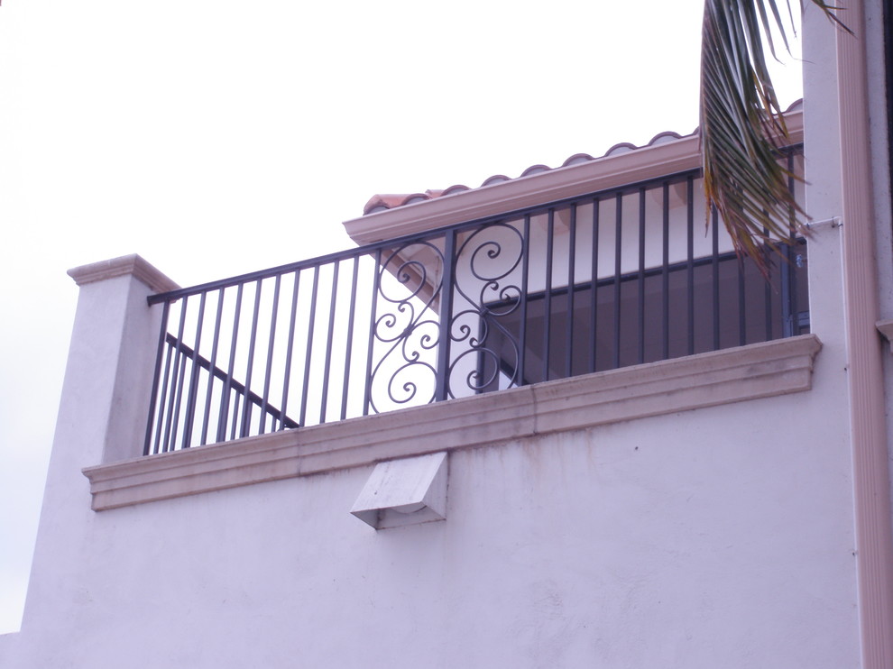 Example of a mid-sized transitional balcony design in Tampa with no cover