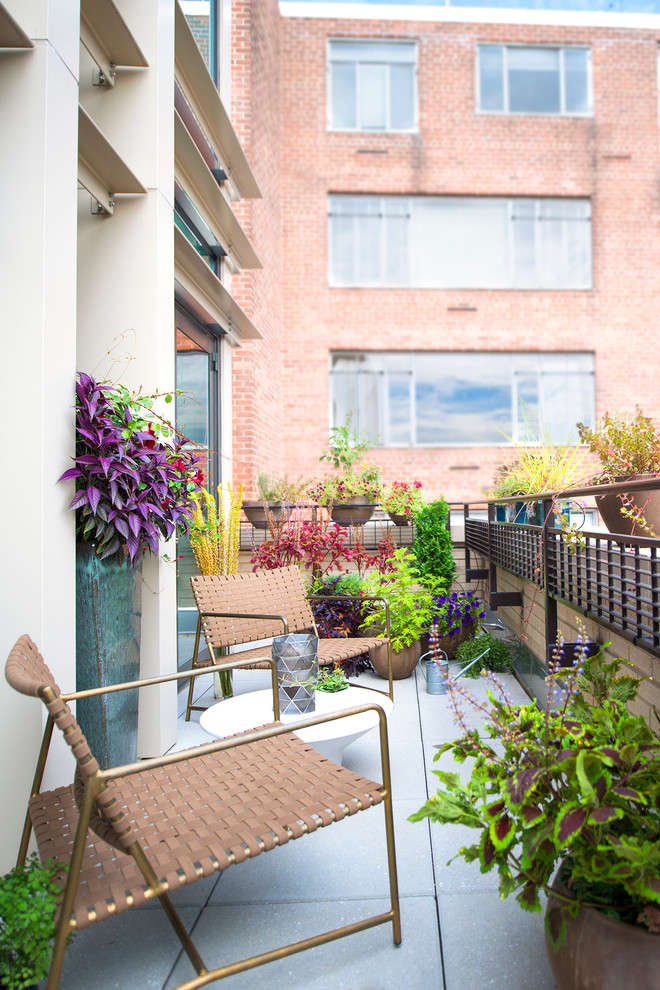 Idée de décoration pour un petit balcon design avec aucune couverture.