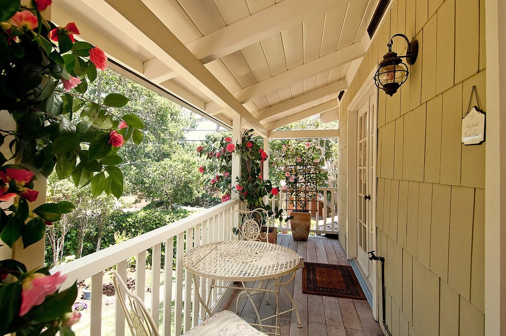 На фото: маленький балкон и лоджия в стиле рустика с навесом для на участке и в саду с