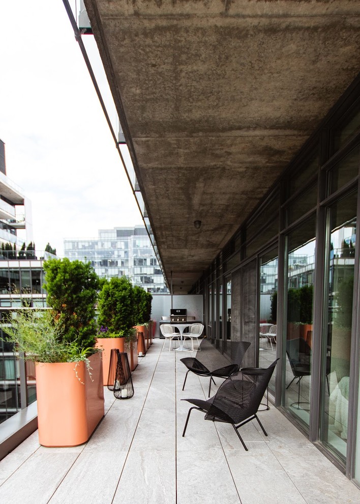 Kleiner, Überdachter Moderner Balkon mit Glasgeländer und Grillplatz in Toronto