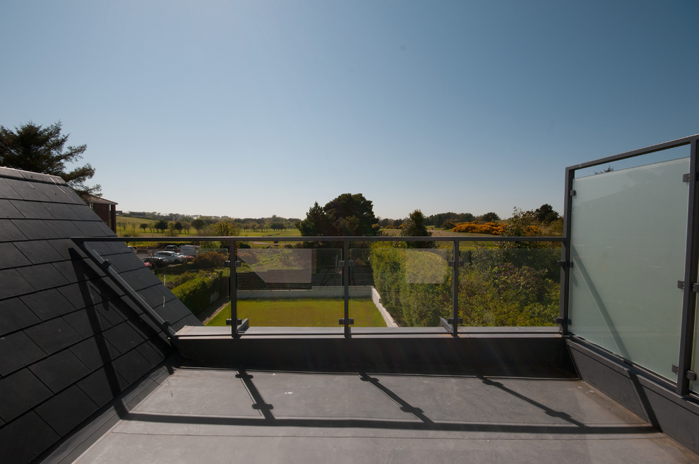 Inspiration for a small modern balcony in Other.