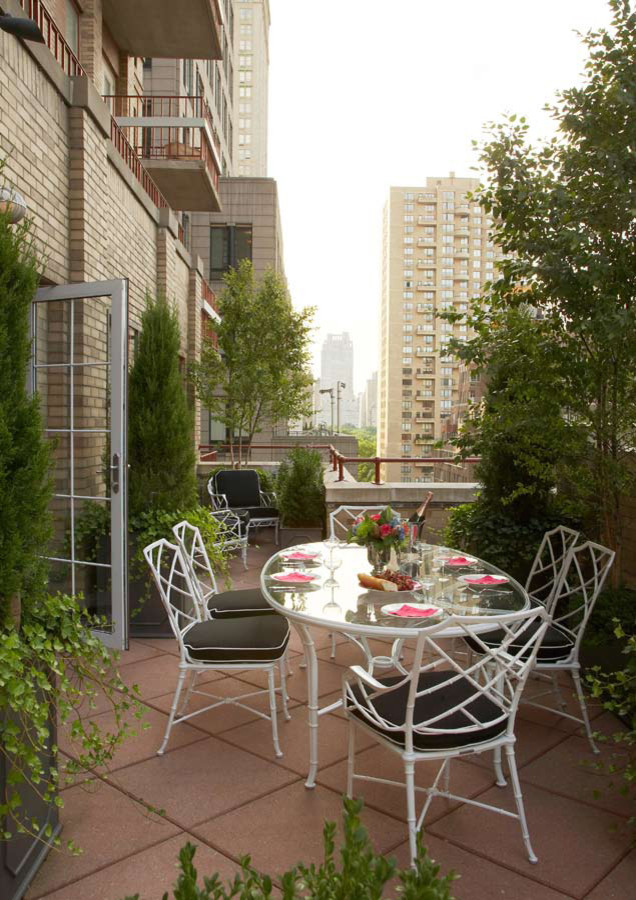 Imagen de balcones ecléctico de tamaño medio sin cubierta con jardín de macetas y barandilla de varios materiales