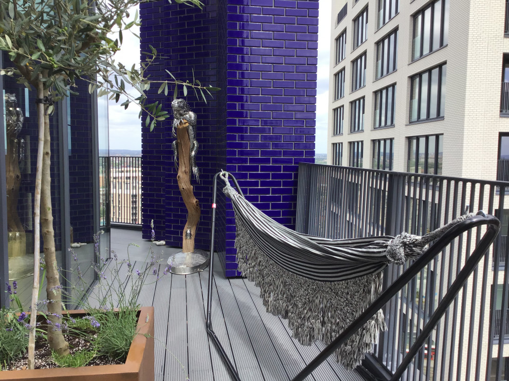 Kleiner Moderner Balkon mit Kübelpflanzen in London