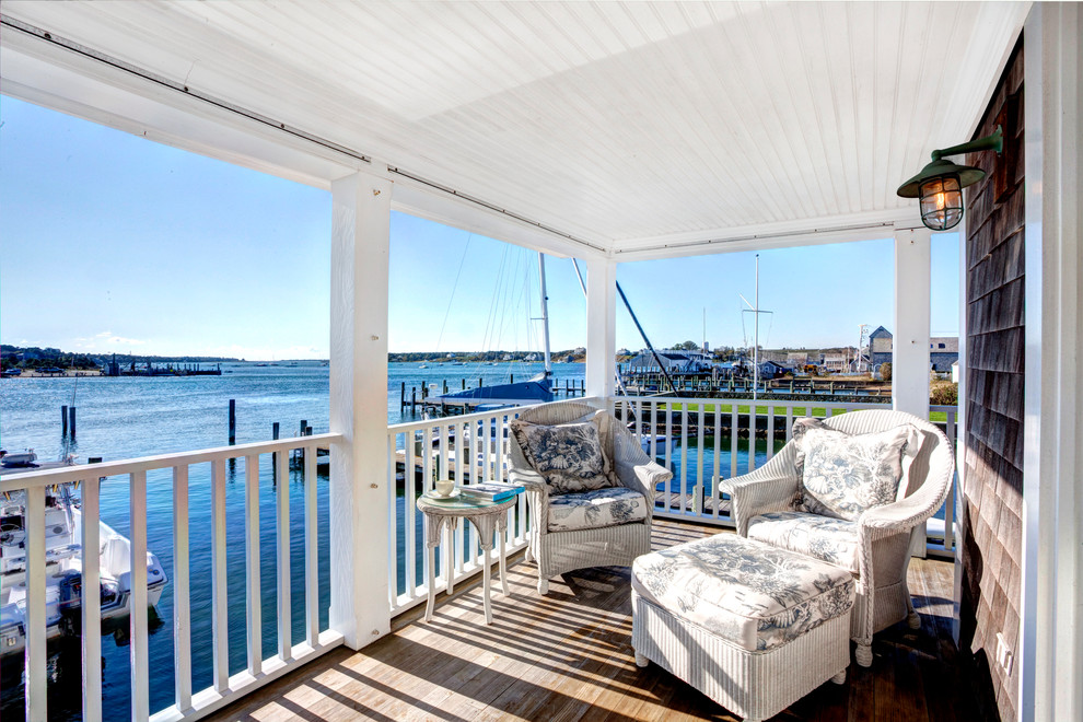 Стильный дизайн: балкон и лоджия в морском стиле с навесом - последний тренд