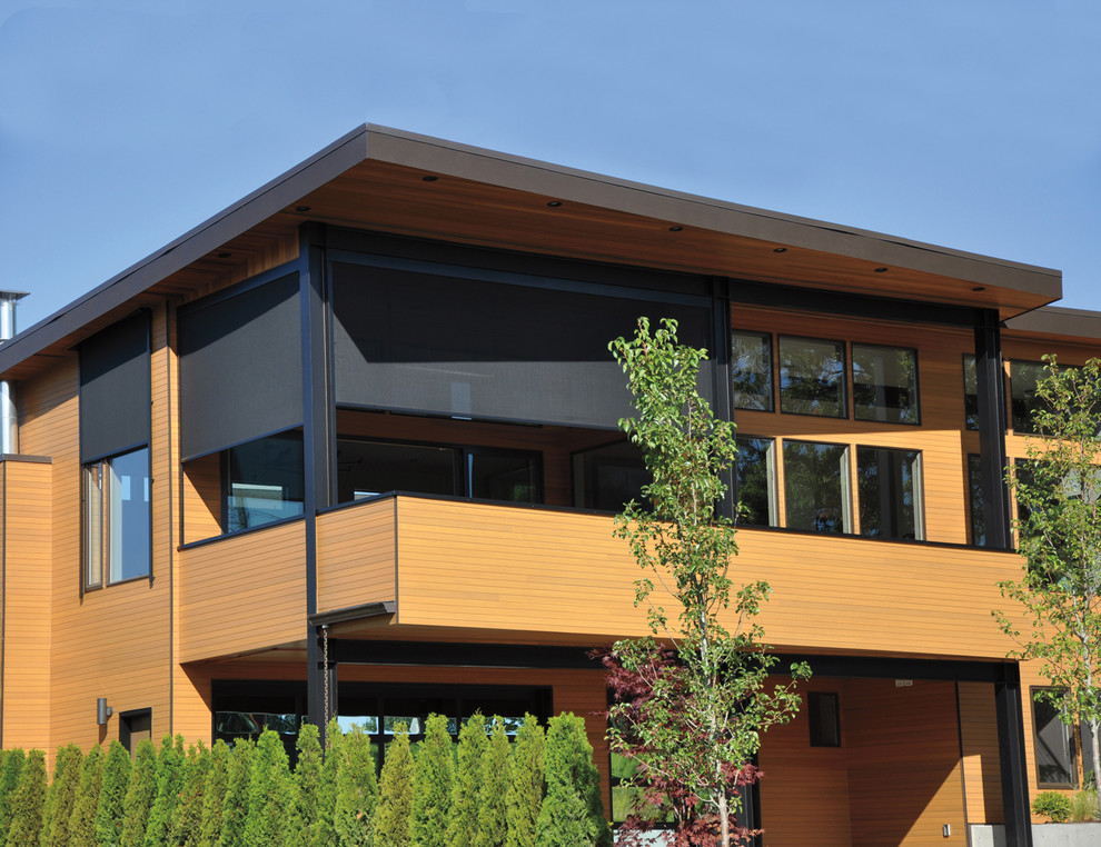 Immagine di un balcone minimalista di medie dimensioni con un tetto a sbalzo