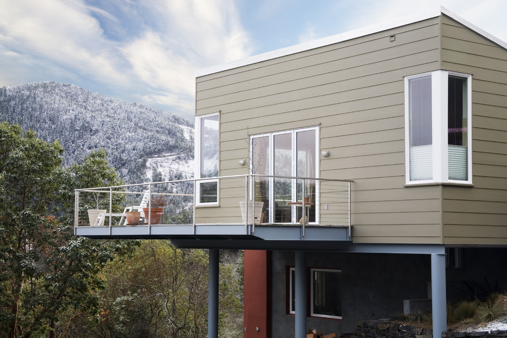 Cette photo montre un balcon tendance de taille moyenne avec aucune couverture et un garde-corps en métal.