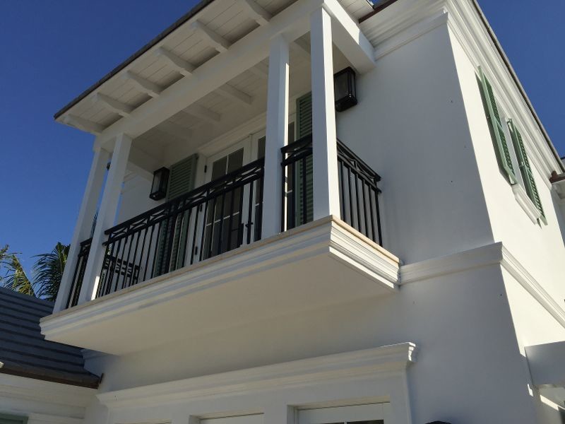 На фото: балкон и лоджия в классическом стиле с
