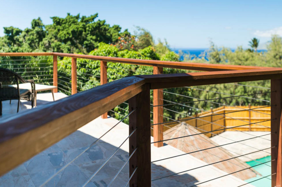 Immagine di un balcone tropicale con parapetto in materiali misti