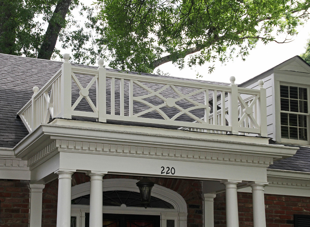 Aménagement d'un balcon classique de taille moyenne avec aucune couverture et un garde-corps en bois.