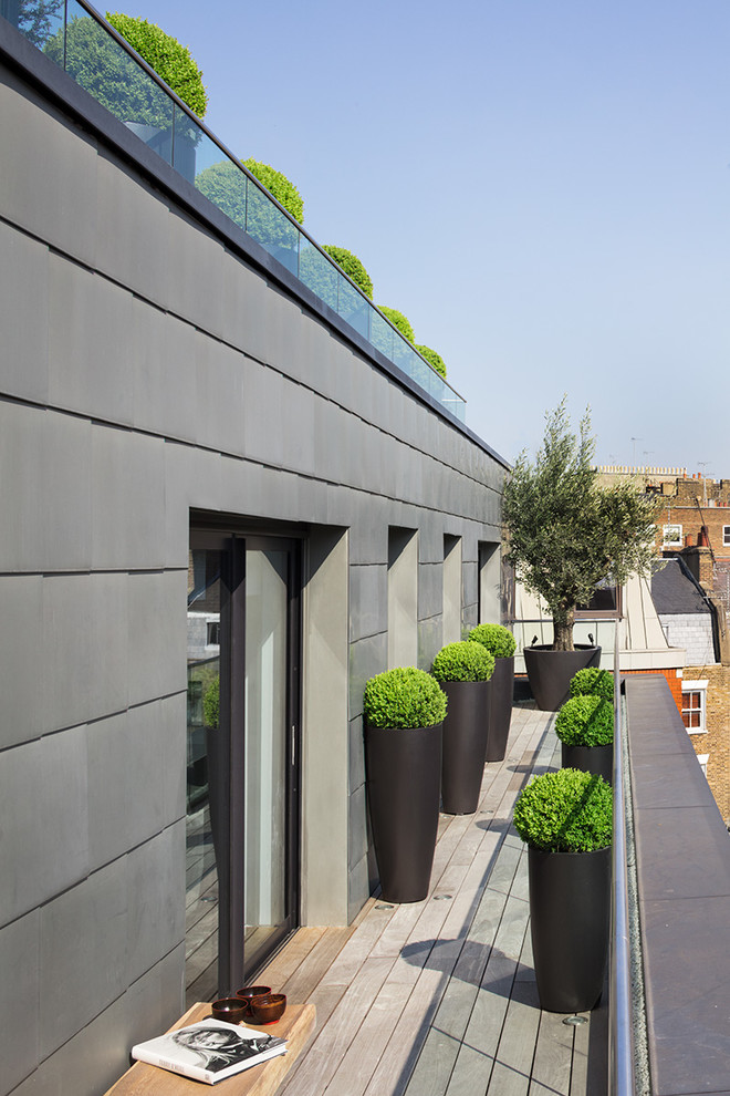 This is an example of a contemporary balcony in London.