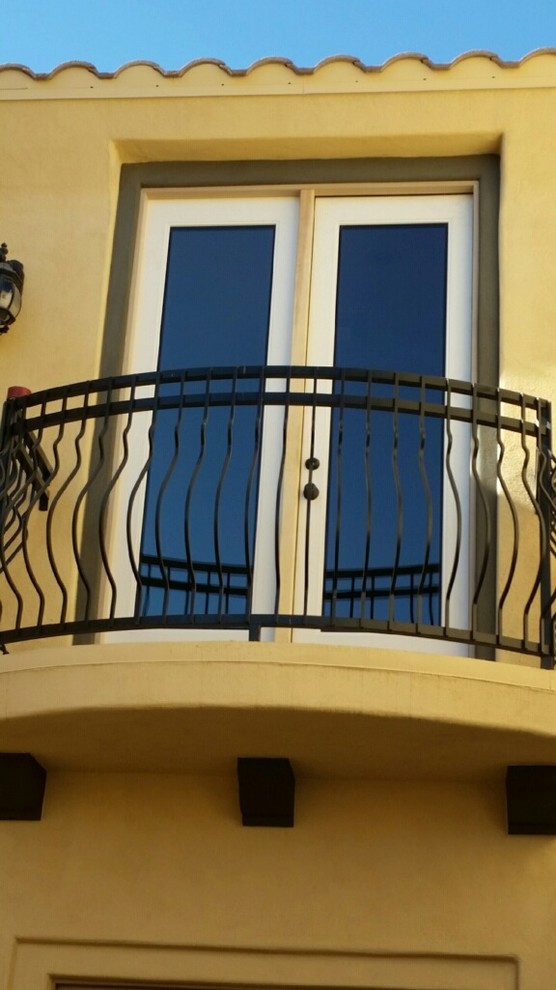 Идея дизайна: маленький балкон и лоджия в стиле фьюжн без защиты от солнца для на участке и в саду
