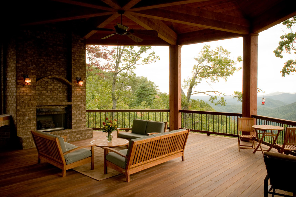 Cette photo montre un balcon craftsman avec un foyer extérieur.