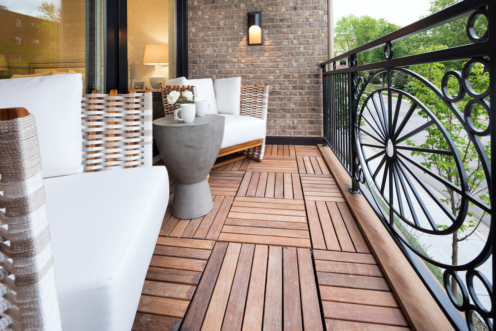 Design ideas for a small classic balcony in Minneapolis with no cover.