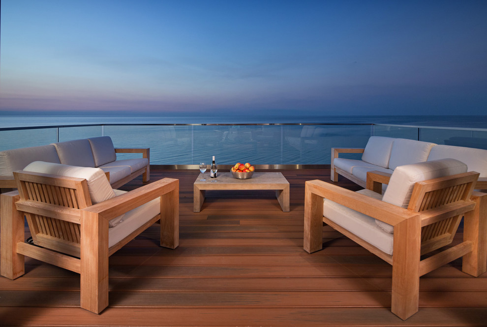 Imagen de terraza costera grande con barandilla de vidrio