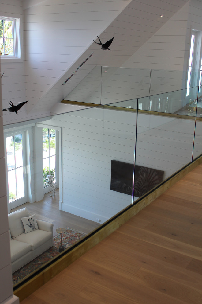 Inspiration pour un balcon traditionnel de taille moyenne avec un garde-corps en verre.