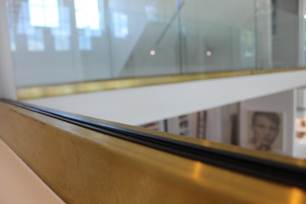 Mittelgroßer Klassischer Balkon mit Glasgeländer in Sonstige