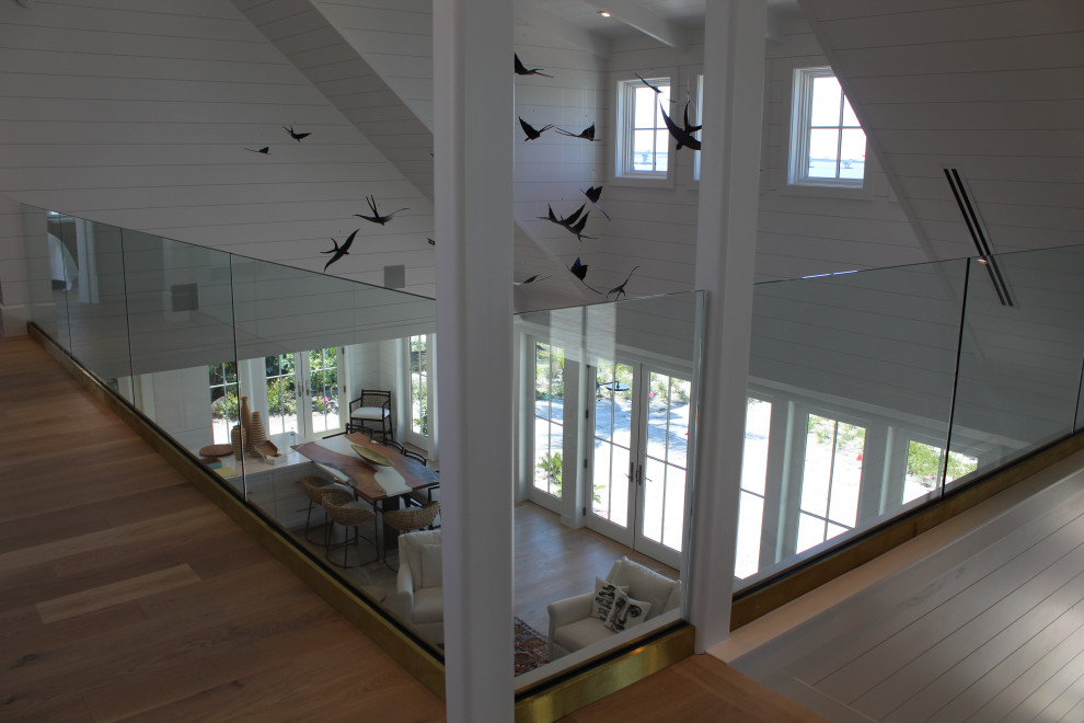 Стильный дизайн: балкон и лоджия среднего размера в стиле неоклассика (современная классика) с стеклянными перилами - последний тренд