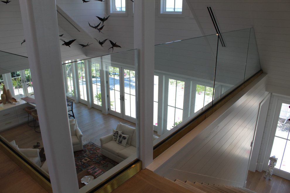 Ejemplo de balcones clásico renovado de tamaño medio con barandilla de vidrio
