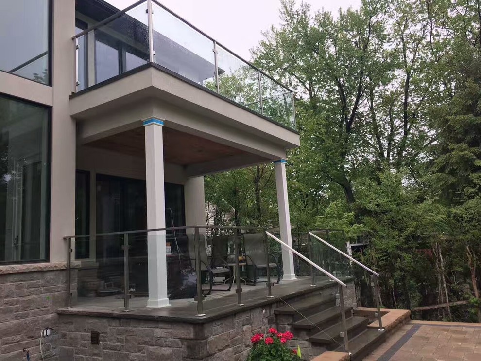 Cette image montre un balcon design de taille moyenne avec un garde-corps en verre, un jardin vertical et aucune couverture.