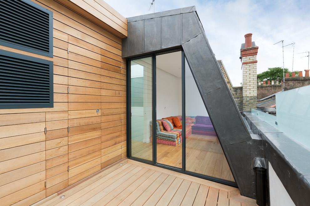 Cette image montre un balcon design de taille moyenne avec une extension de toiture.