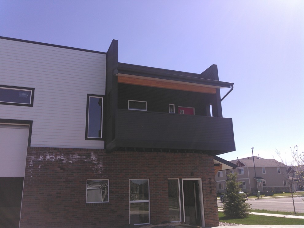 Cette image montre un balcon minimaliste de taille moyenne avec un auvent.
