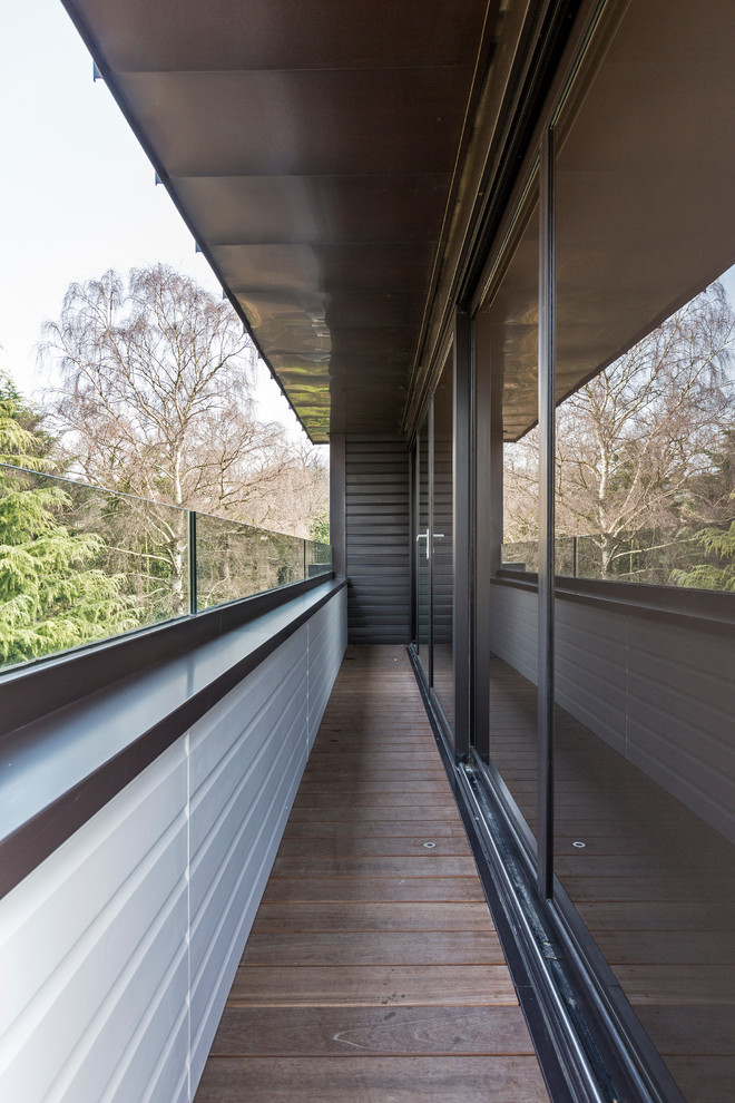 Design ideas for a contemporary balcony in London.