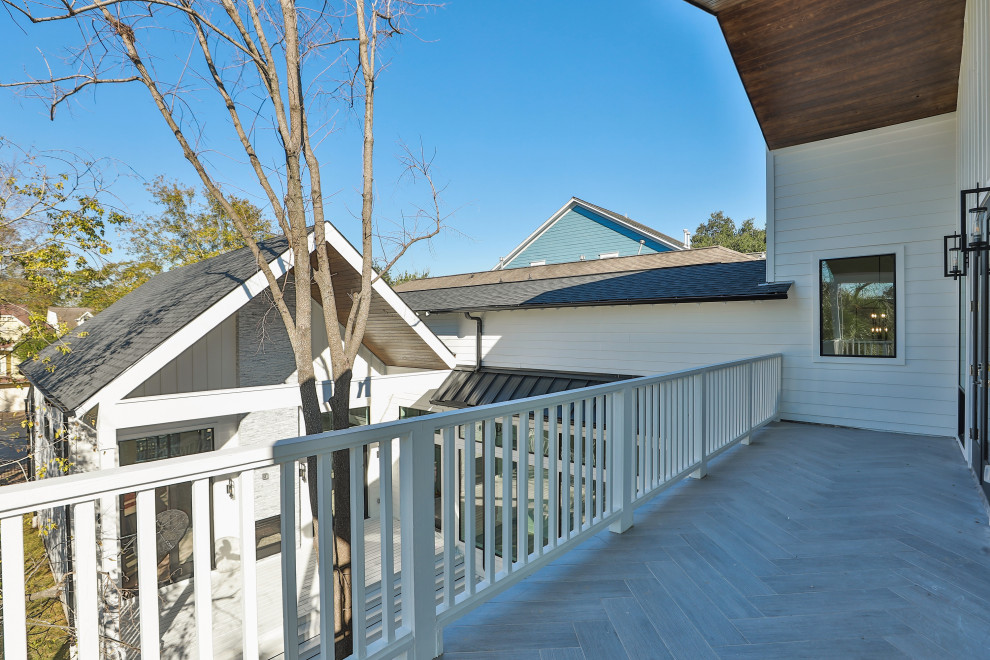 Réalisation d'un très grand balcon champêtre avec une extension de toiture et un garde-corps en bois.