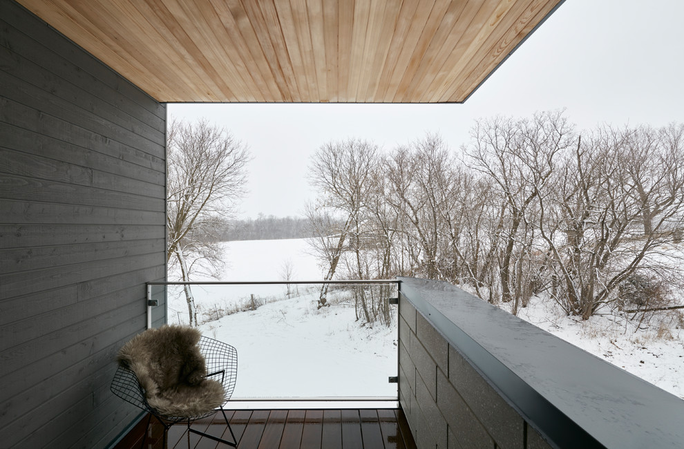 На фото: балкон и лоджия среднего размера в стиле лофт с навесом и перилами из смешанных материалов с