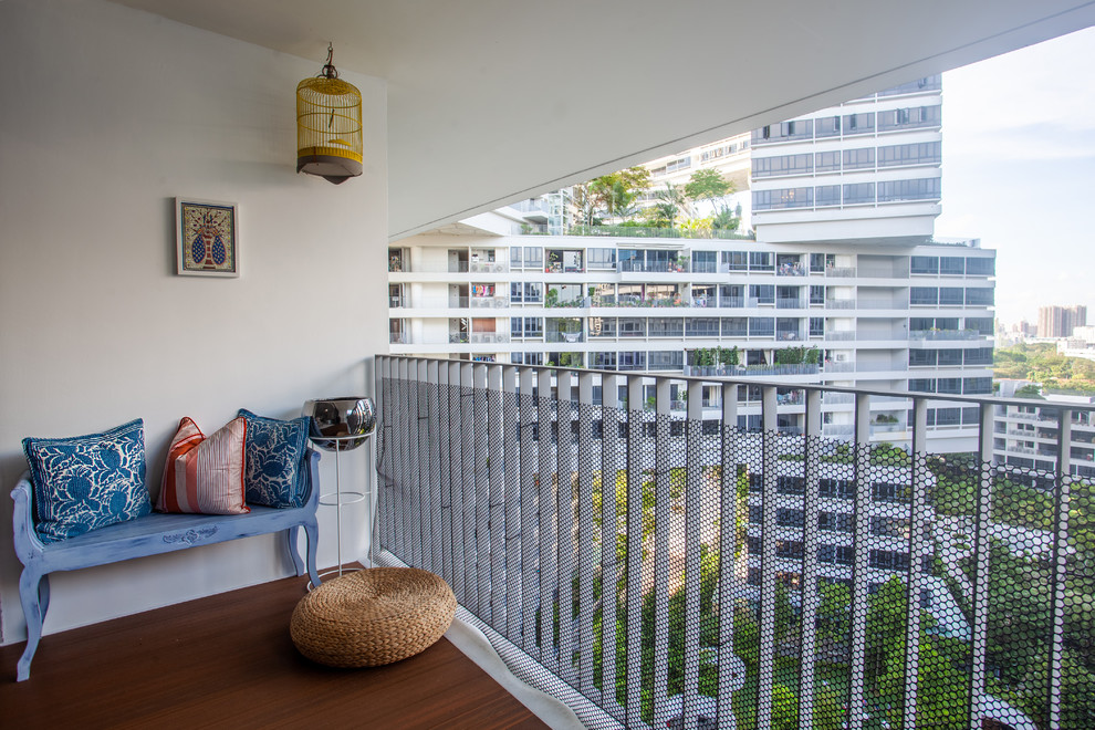 Пример оригинального дизайна: балкон и лоджия в морском стиле с навесом и металлическими перилами в квартире