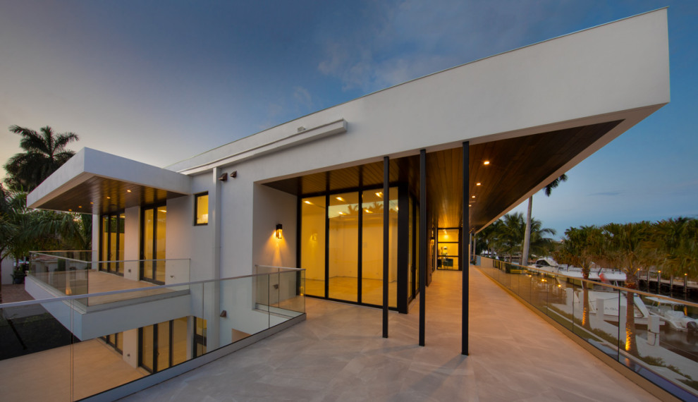 Свежая идея для дизайна: огромный балкон и лоджия в стиле модернизм с стеклянными перилами - отличное фото интерьера