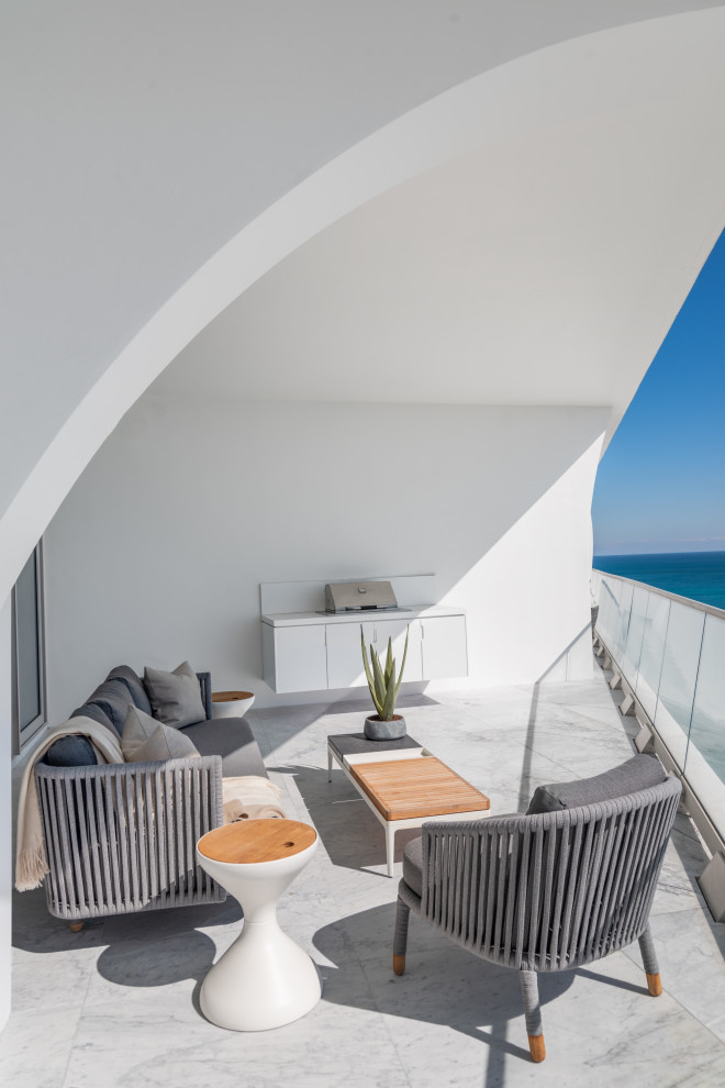 Überdachter Moderner Balkon mit Glasgeländer und Grillplatz in Miami