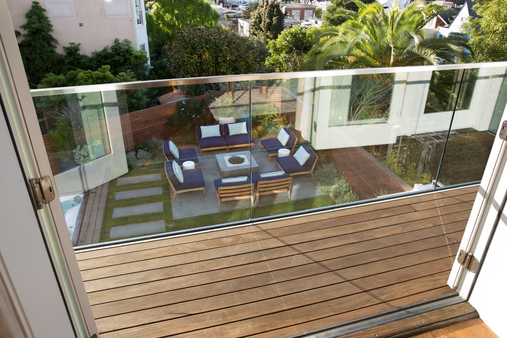 Exemple d'un balcon tendance de taille moyenne avec aucune couverture et un foyer extérieur.