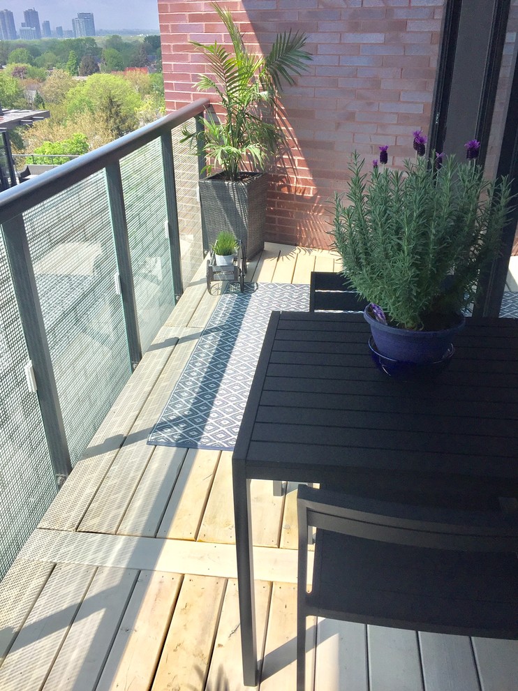 На фото: маленький балкон и лоджия в стиле модернизм без защиты от солнца для на участке и в саду