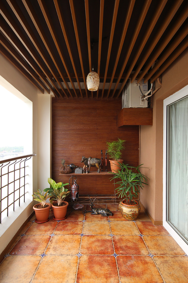 Immagine di un balcone minimal con un tetto a sbalzo