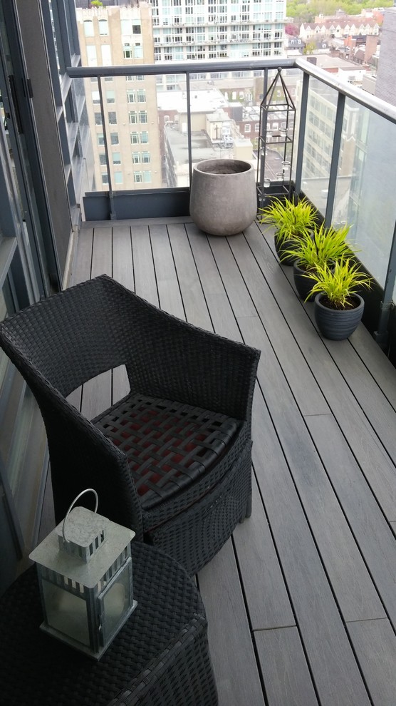 Inspiration for a mid-sized contemporary balcony remodel in Toronto