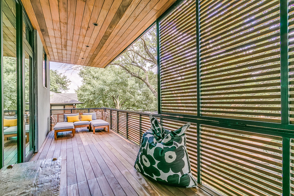 Imagen de balcones minimalista de tamaño medio en anexo de casas con barandilla de varios materiales y privacidad