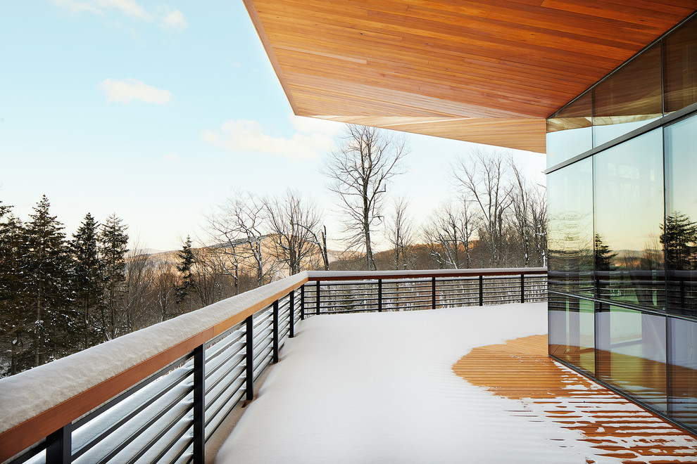 На фото: балкон и лоджия в стиле рустика с навесом и перилами из смешанных материалов с