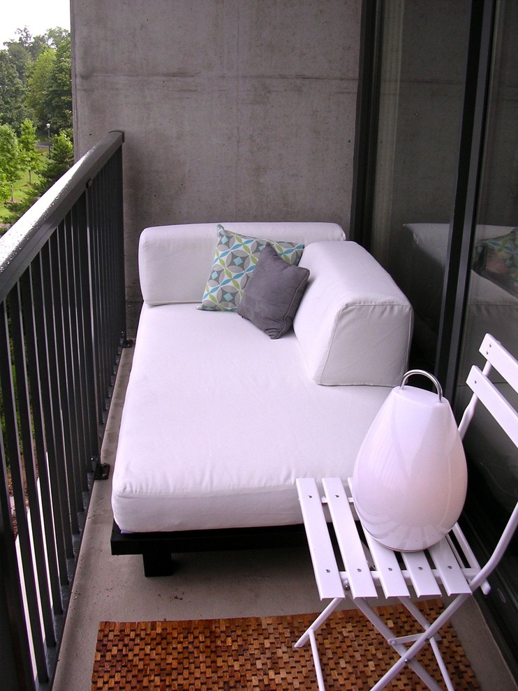 Inspiration for a modern balcony remodel in Atlanta